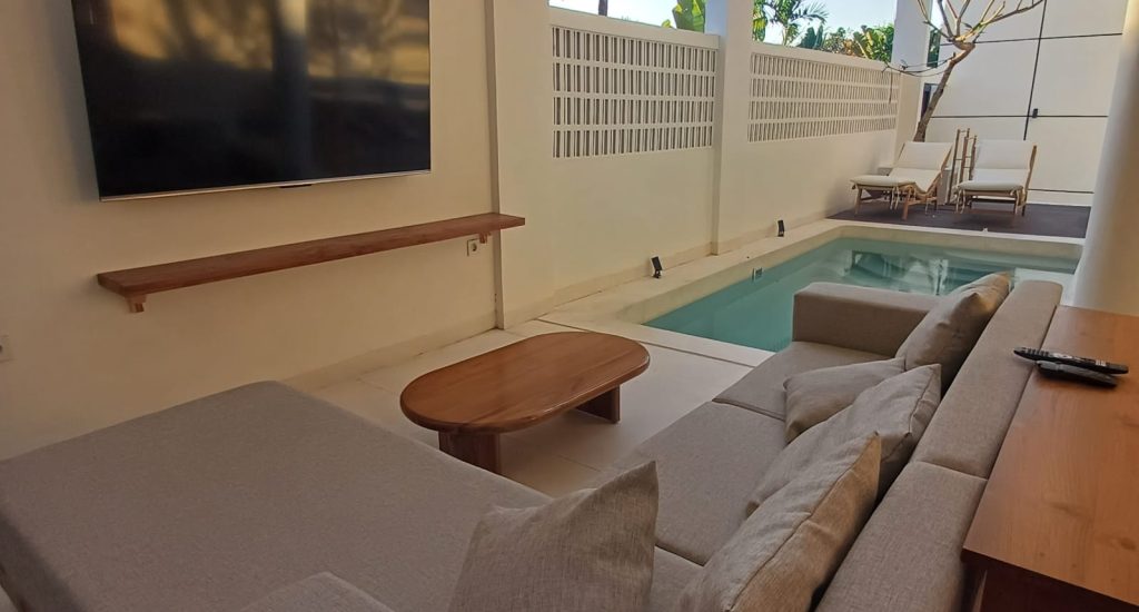Living room & pool 2