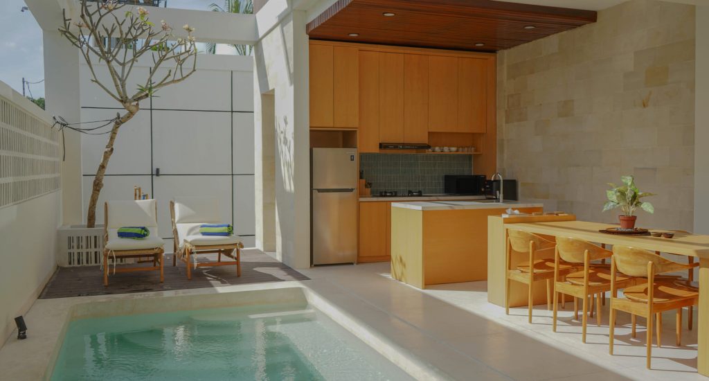 Pool & kitchen(1)